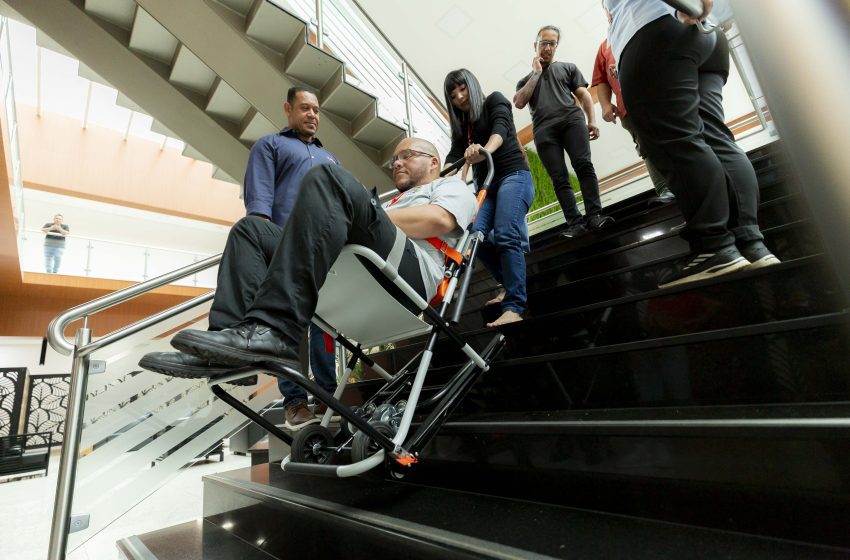  Servidores da Câmara de Barueri aprendem a usar cadeiras para socorro em escada