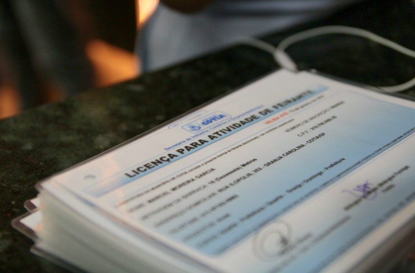  Feirantes recebem alvarás e reforçam tradição das feiras livres em Cotia