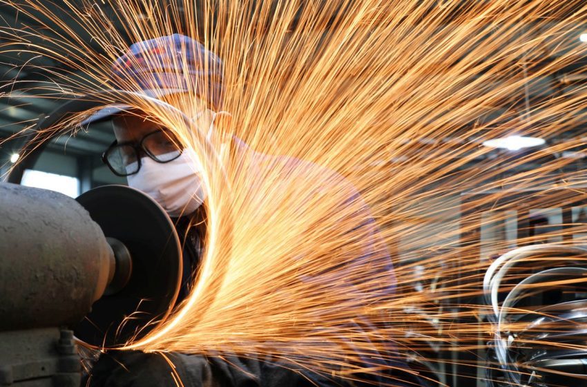  Indústria brasileira planeja menos investimentos para 2026, com juros altos como entrave