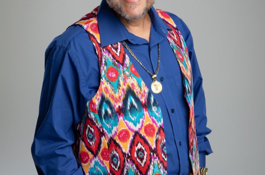  Santana de Parnaíba recebe o humorista, Paulinho Gogó, com o show de humor “Só e Bem Acompanhado”