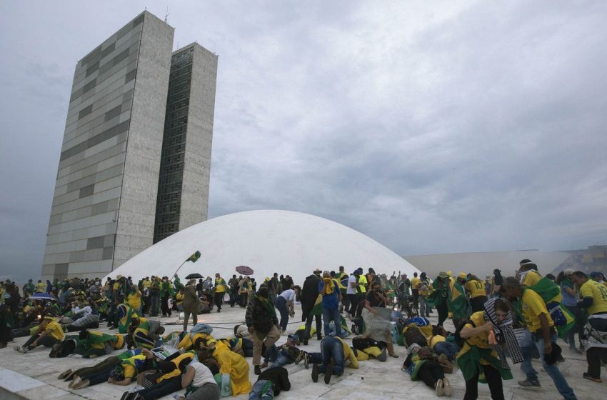  Moraes concede prisão domiciliar a idosos condenados pelo 8 de Janeiro