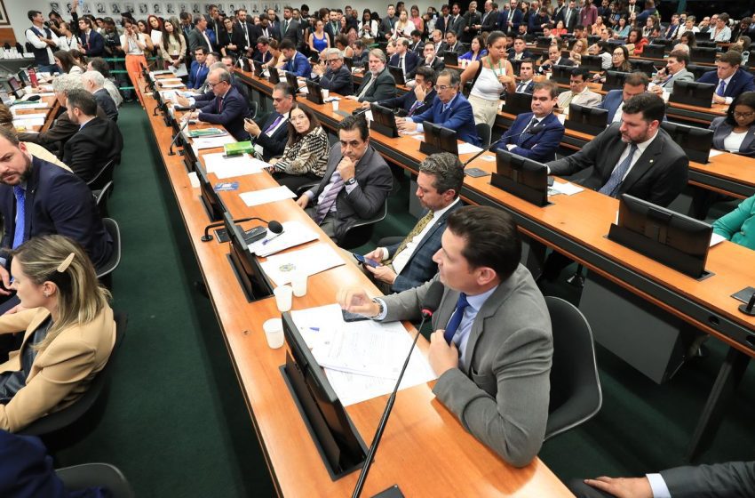  CCJ da Câmara aprova parecer para o fim da escala 6×1
