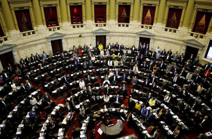  Justiça argentina suspende reforma trabalhista de Milei em revés ao governo.