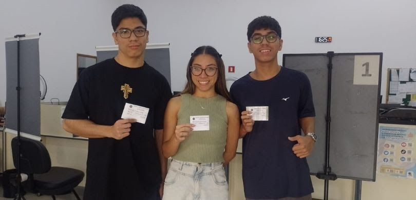   Trigêmeos de 17 anos tiram título juntos em São Paulo para ir às urnas pela 1ª vez