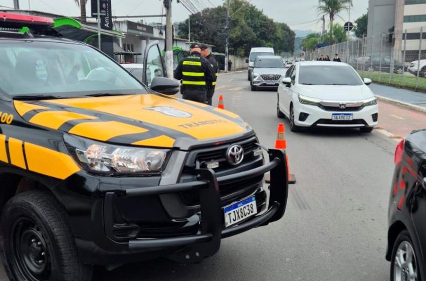  Fiscalização rigorosa em Barueri flagra veículos irregulares e motorista com CNH suspensa