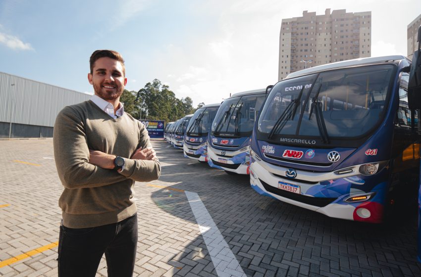  Cajamar entrega 20 novos ônibus escolares para reforçar o transporte dos alunos do Colégio do Futuro