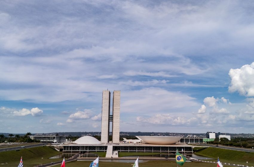  Congresso Retoma Trabalhos com Pauta Intensa: MEIs, Misoginia e PEC 6×1 em Foco