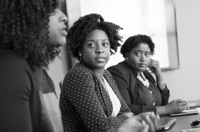  Desigualdade Persiste: Jovens Mulheres Negras Enfrentam Cenário Crítico no Mercado de Trabalho Brasileiro