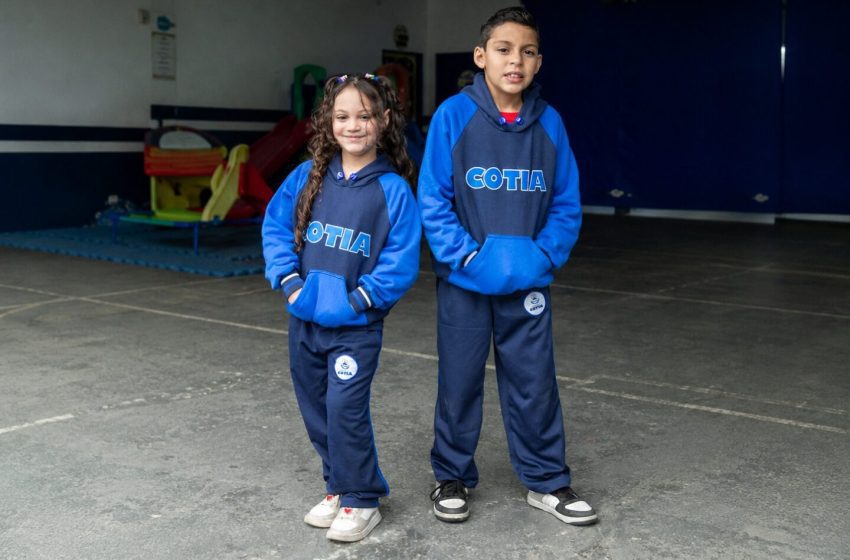  Uniformes escolares de inverno começam a ser entregues aos alunos de Cotia