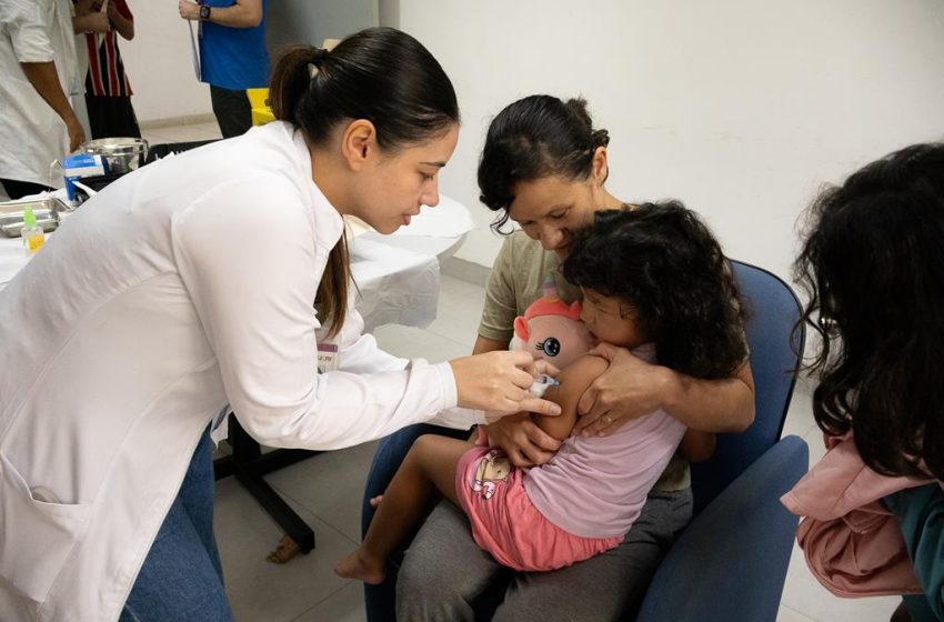  Vacinação nas escolas acontece neste sábado (4) para atualizar cadernetas de alunos e população