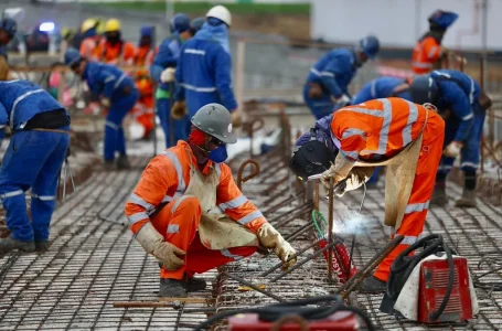 A plataforma Trampolim reúne vagas de emprego e cursos de qualificação, e o candidato pode apl…