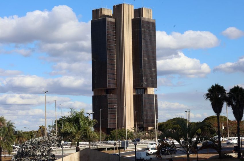  Banco Central Reduz Taxa Selic para 14% ao Ano e Sinaliza Cautela em Cenário de Incertezas