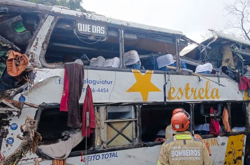  Tragédia em Petrópolis: Tombamento de Ônibus Deixa Oito Mortos e Dezenas de Feridos