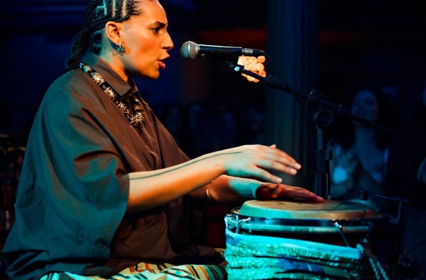  Teatro Municipal Glória Giglio recebe o espetáculo “Travessia”, de Tainá Santos, em Osasco