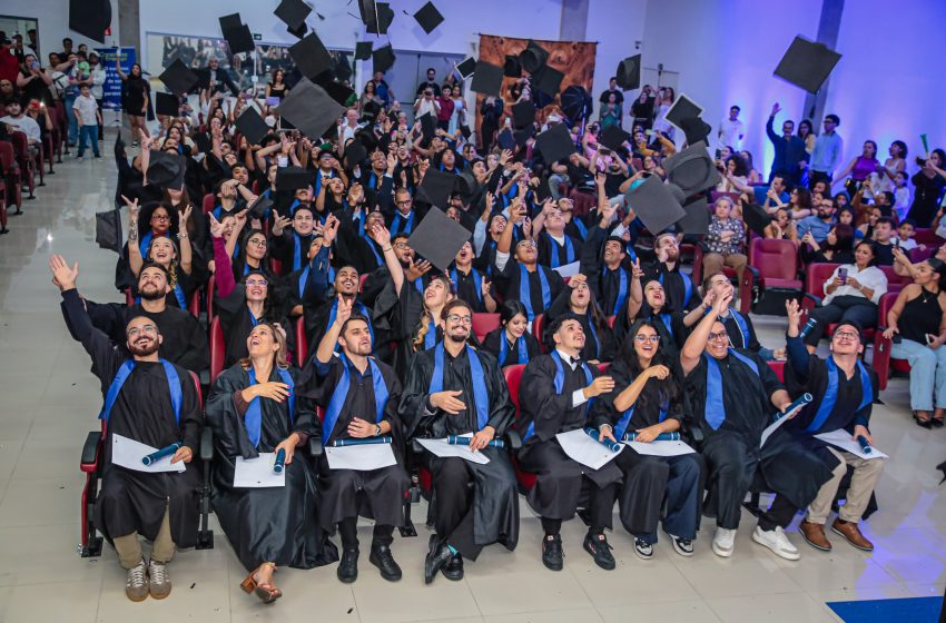  Santana de Parnaíba celebra colação de grau e formatura de 72 alunos da Fatec