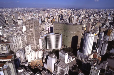 Na capital, as temperaturas ficarão na casa dos 15 e 26 graus.