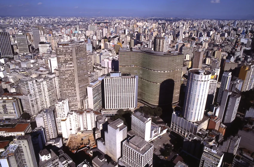  Sábado em São Paulo: Sol Entre Nuvens e Variações Climáticas Regionais