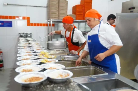 As unidades do Bom Prato Móvel fornecem, diariamente, 300 almoços balanceados em diversos ponto…