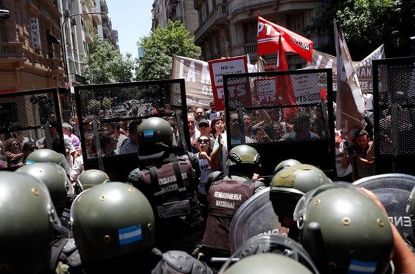  Confrontos Marcam Protesto Massivo pela Educação na Argentina Contra Medidas de Austeridade de Milei