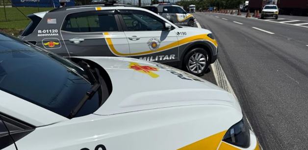  PM Rodoviária prende dupla com 14 fuzis e sete pistolas escondidos em fundo falso de carro em SP