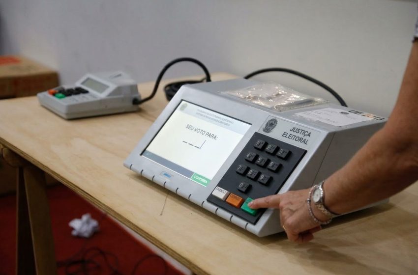  Eleitores de quatro escolas tiveram seções transferidas em Cotia. Confira novos locais.